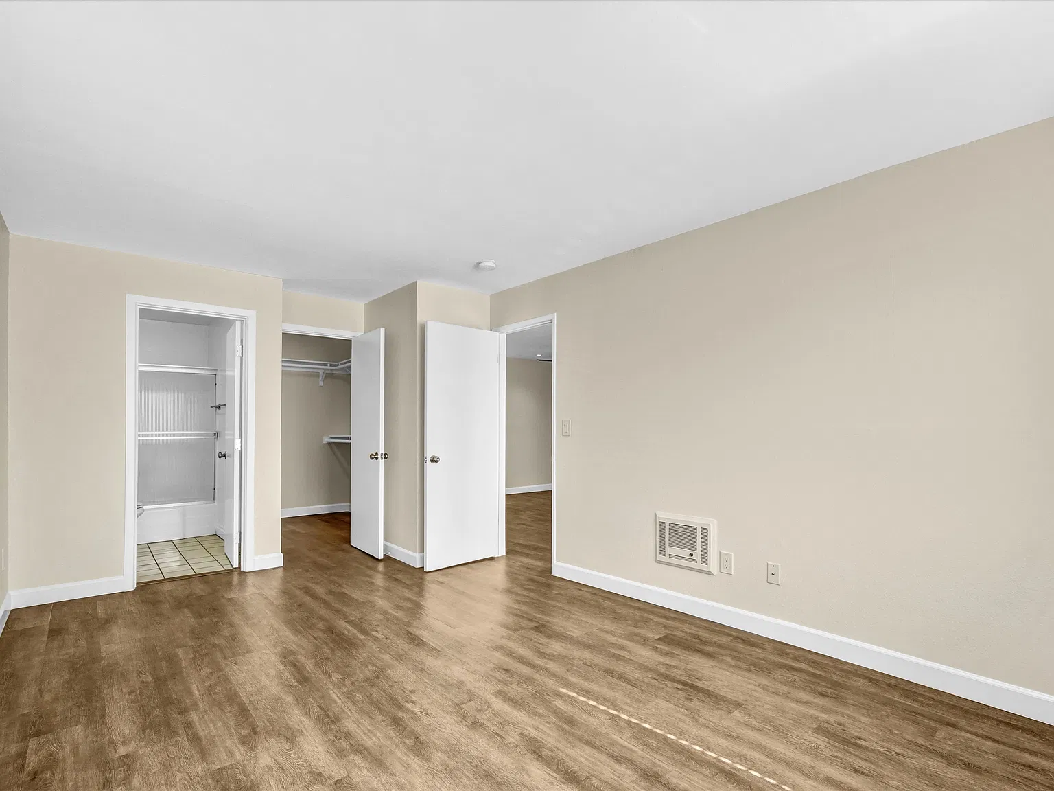 2 bed, 896 sqft, $2,299 — Photo 2