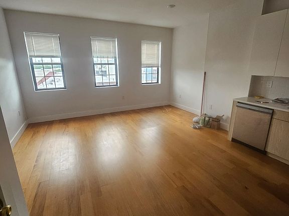 4th image of 711 E 133rd St #3C