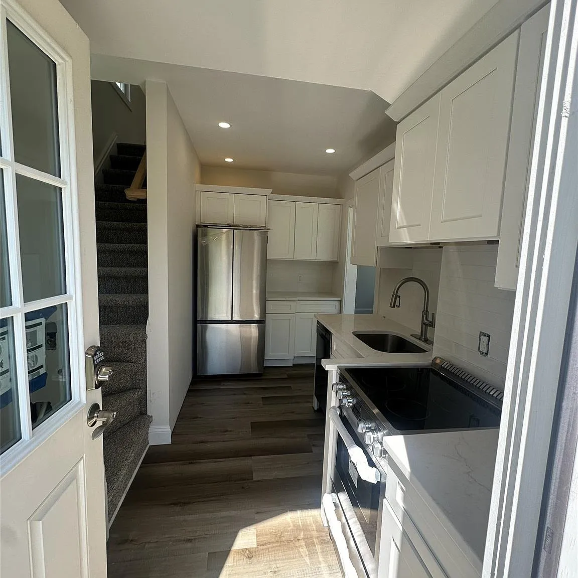 2 bed, 1.0 bath, 650 sqft, $2,850 — Photo 2