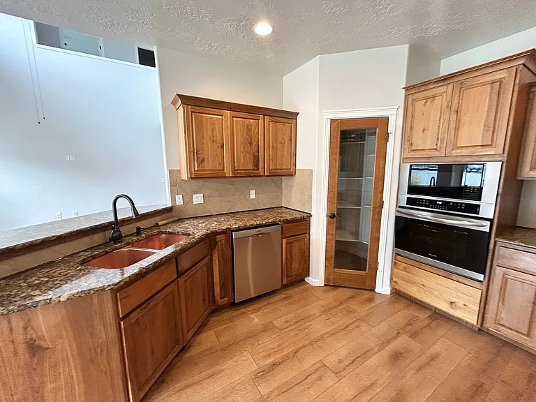 562 N Paddington Pl — Photo 5
