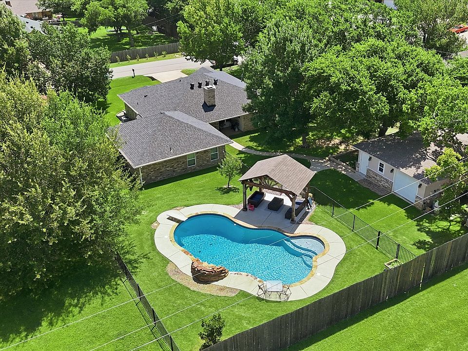 1st image of 405 Lantern Ridge Dr