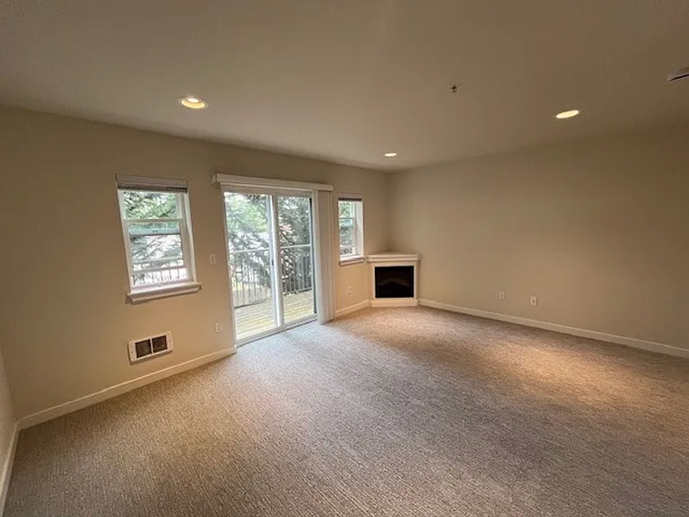 Modern 3 bedroom Townhomes with Garage — Photo 8