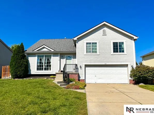 814 Clearwater Dr, Papillion, NE 68046