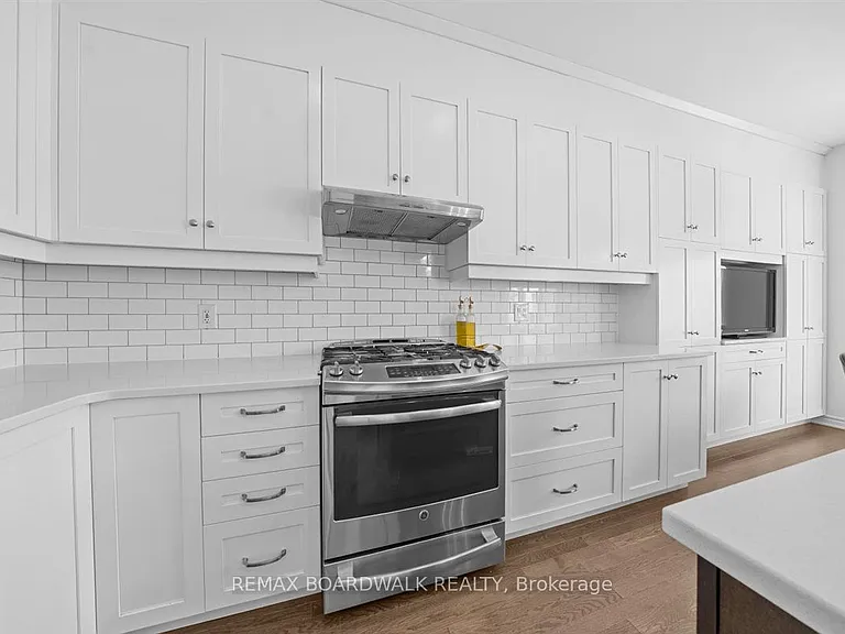 446 Meadowbreeze Dr — Photo 7