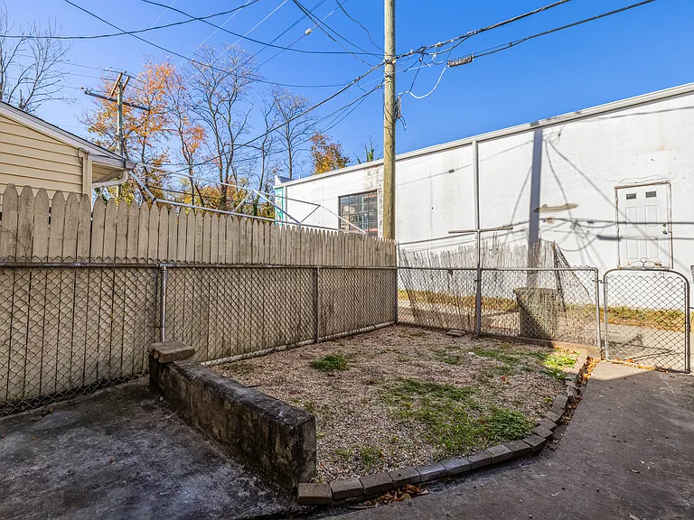 450 W 23rd St — Photo 22
