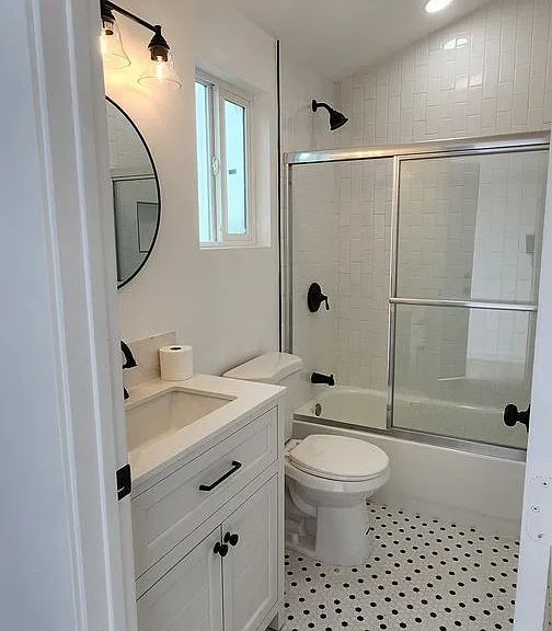 2409 L St #1 — Photo 11