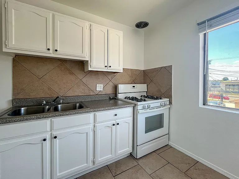 4240 El Segundo Blvd — Photo 3