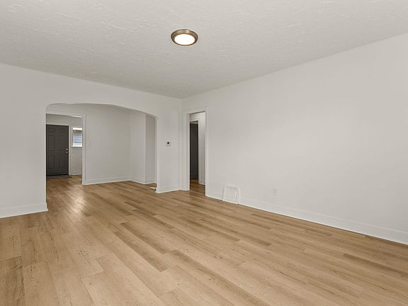5th image of 327 E Bridgeport Ave