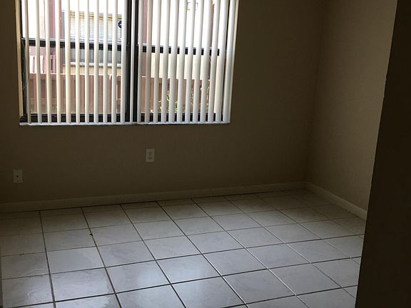 4th image of 450 W Park Dr