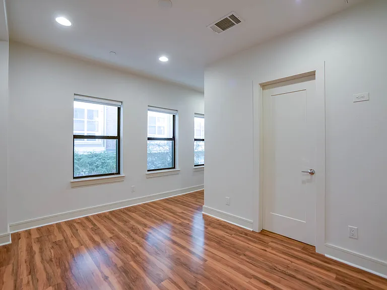2127 Clark St #104 — Photo 17