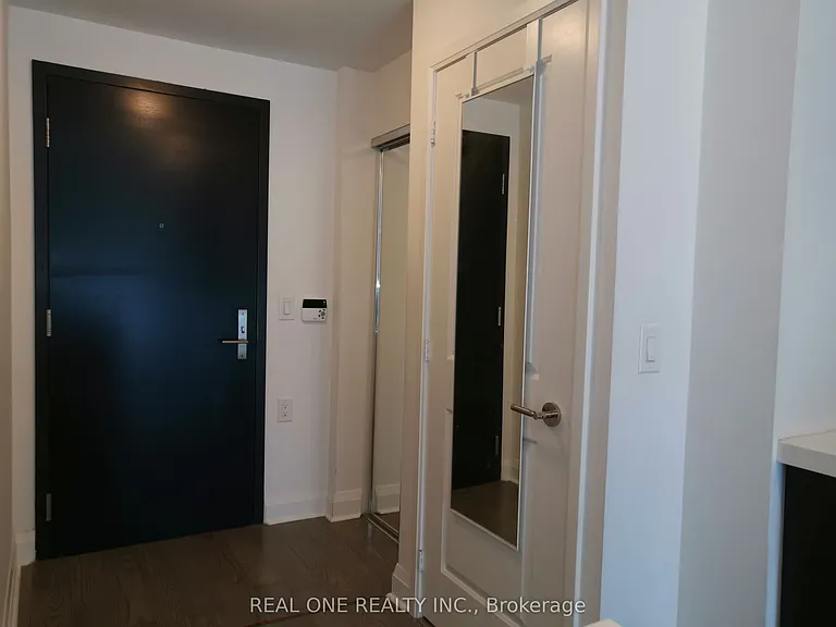 1080 Bay St #511 — Photo 6