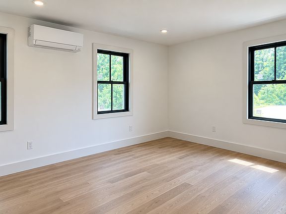 5th image of 30 Stockbridge Rd #103