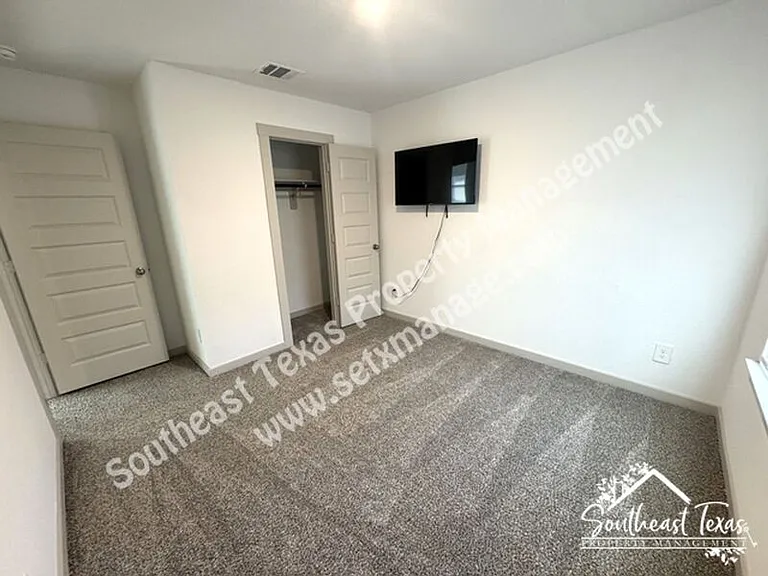 111 Lakeway Cir — Photo 19