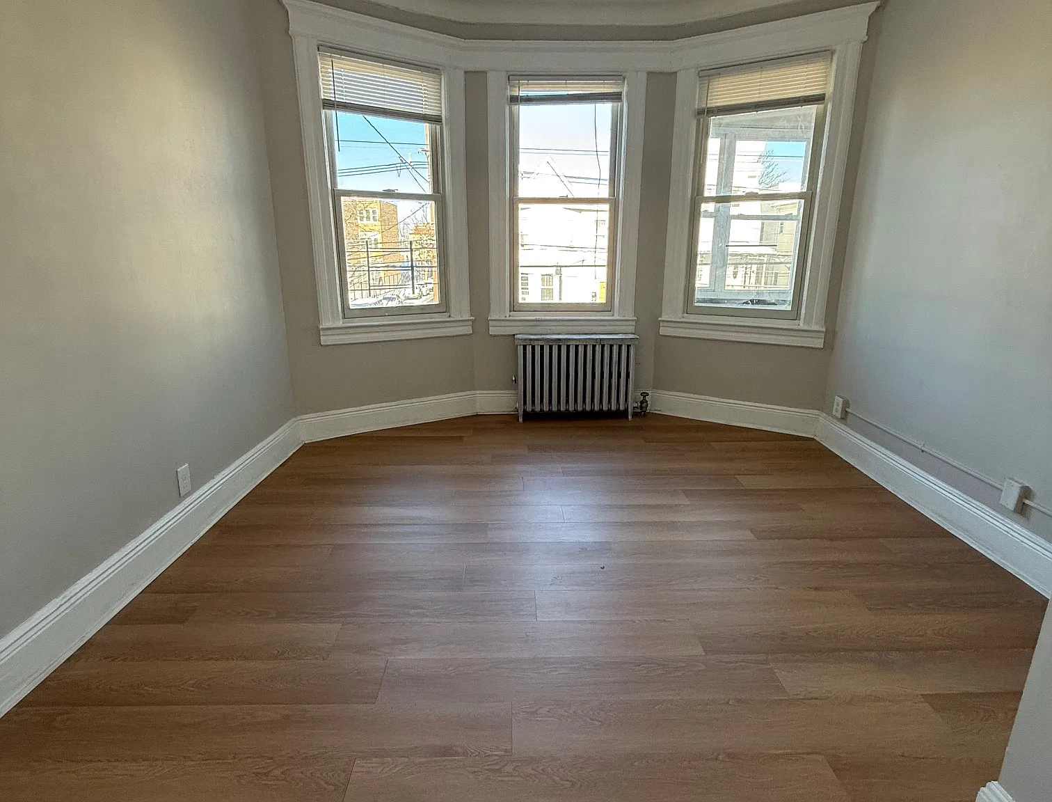 3 bed, 760 sqft, $2,400 — Photo 3