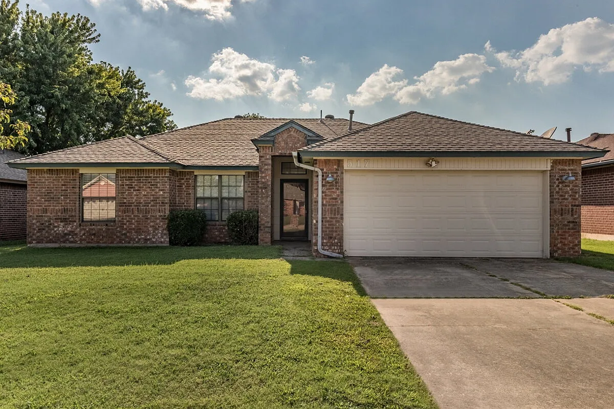 3 bed, 2.0 bath, 1339 sqft, $1,695 — Photo 1