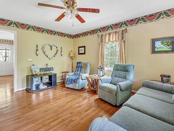 4th image of 379 Stewart Rd