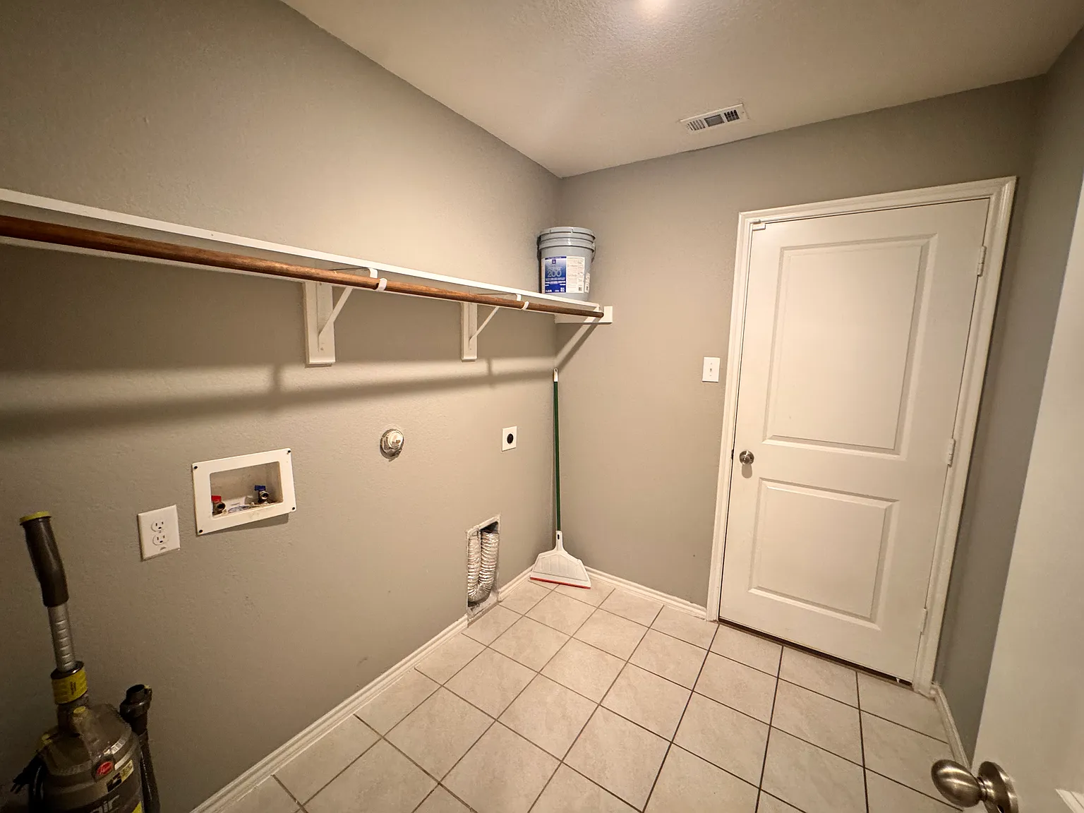 4 bed, 1924 sqft, $2,249 — Photo 4