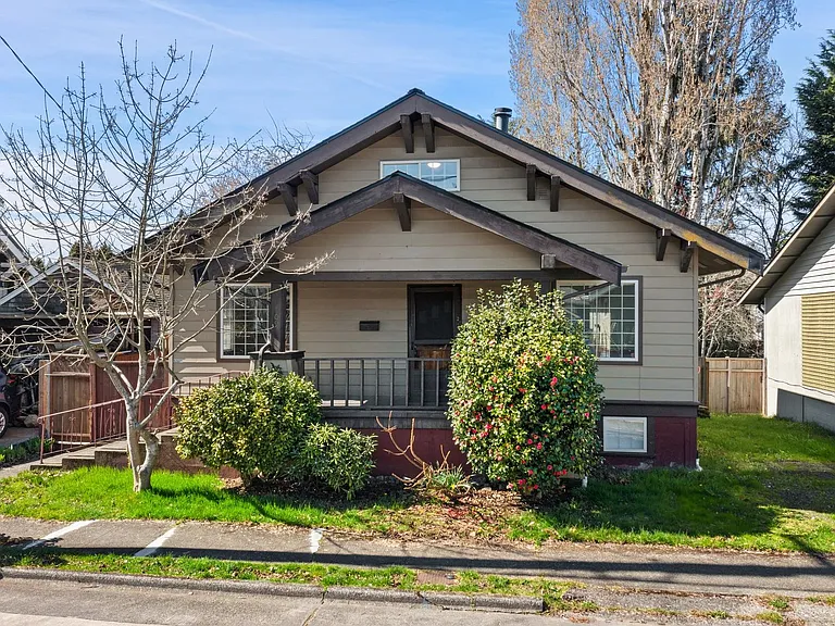 709 McKenzie Ave — Photo 1