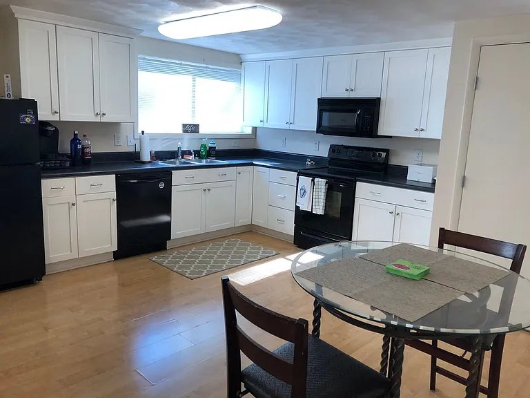 Renovated Apartment Close to VT — Photo 26
