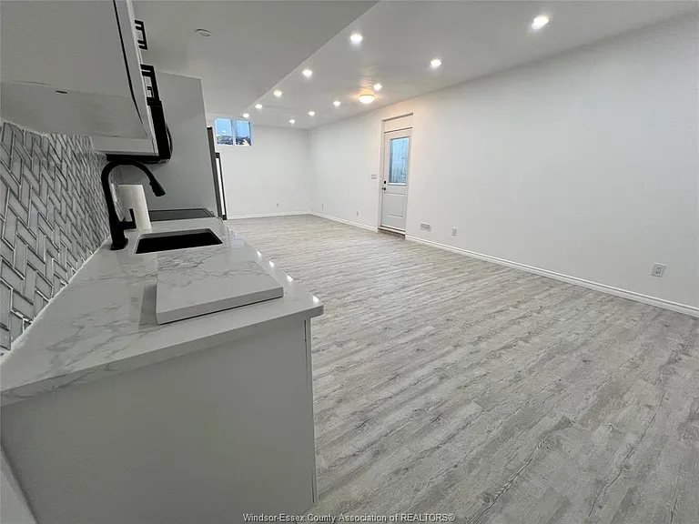 1498 Clearwater Ave #LOWER — Photo 4