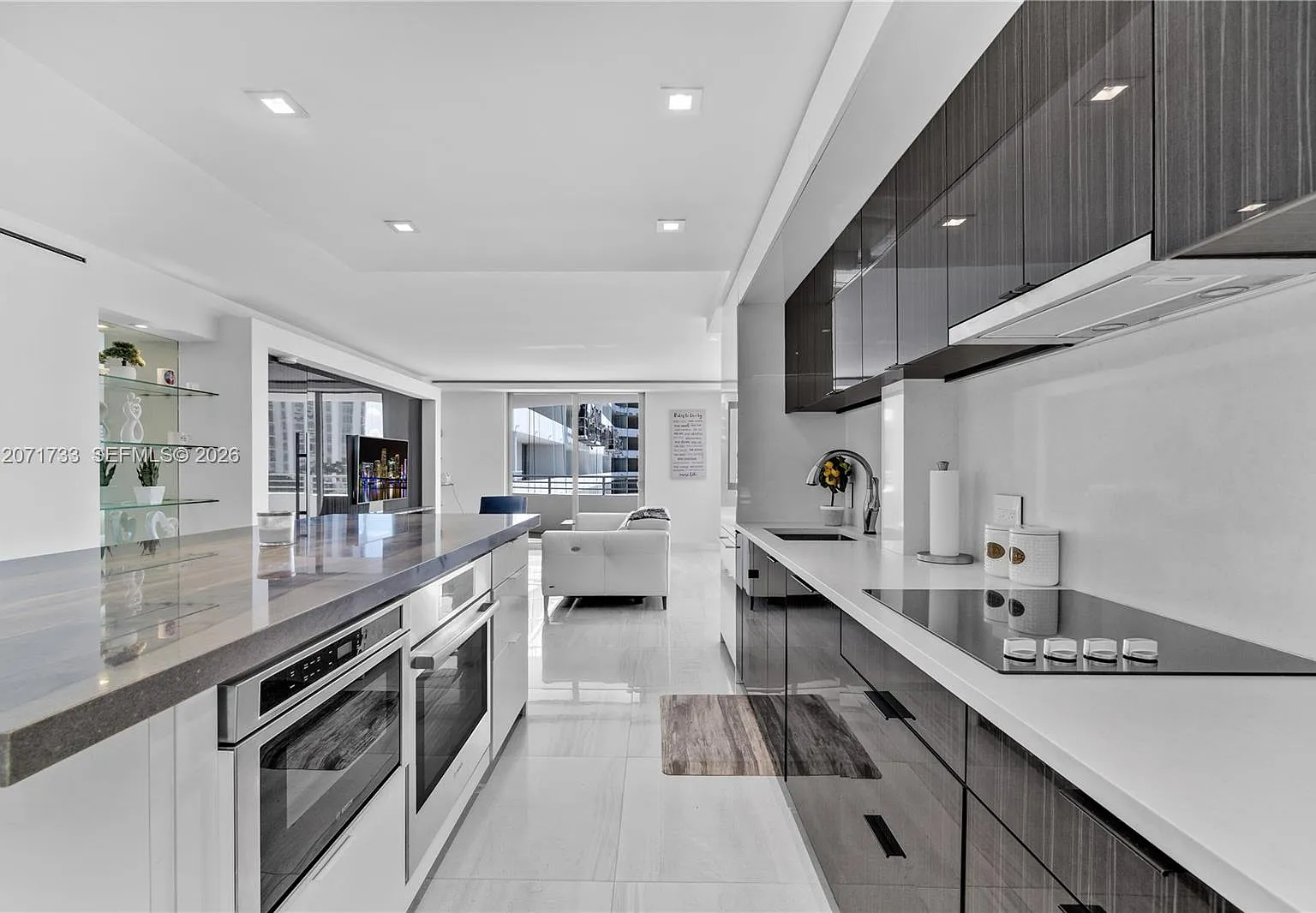 Oceanside Plaza Condo — Photo 3