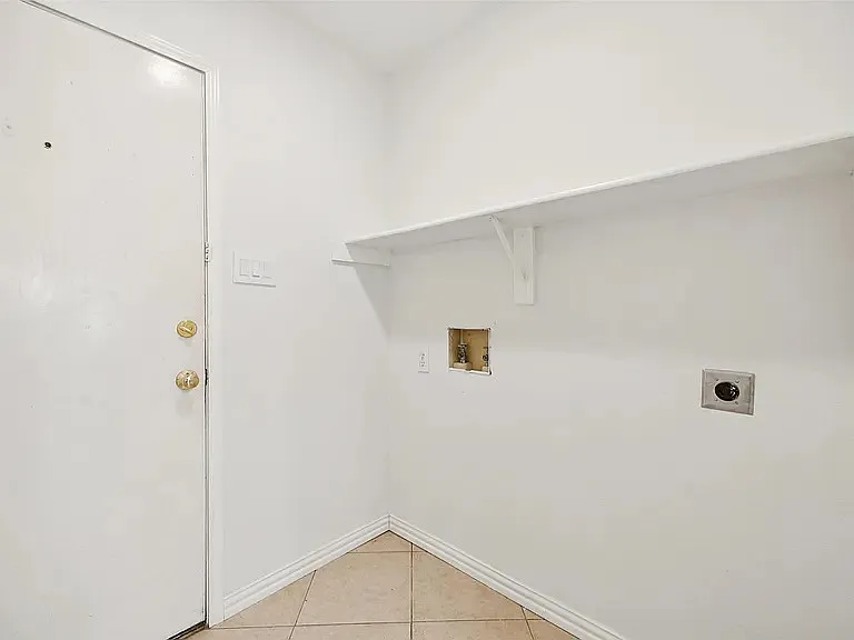 1016 Grand Central Pkwy — Photo 2