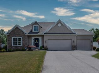 10 Stewart Ct, East Aurora, NY 14052