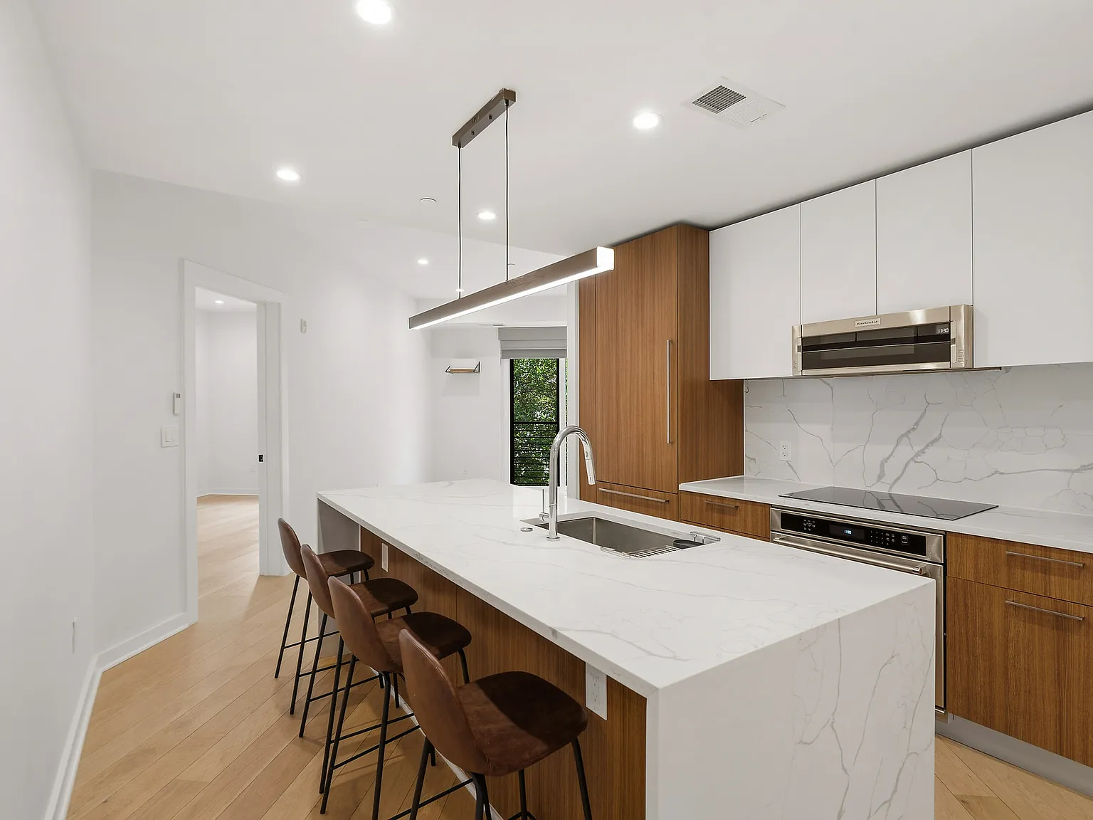 2 bed, 1005 sqft, $3,195 — Photo 4