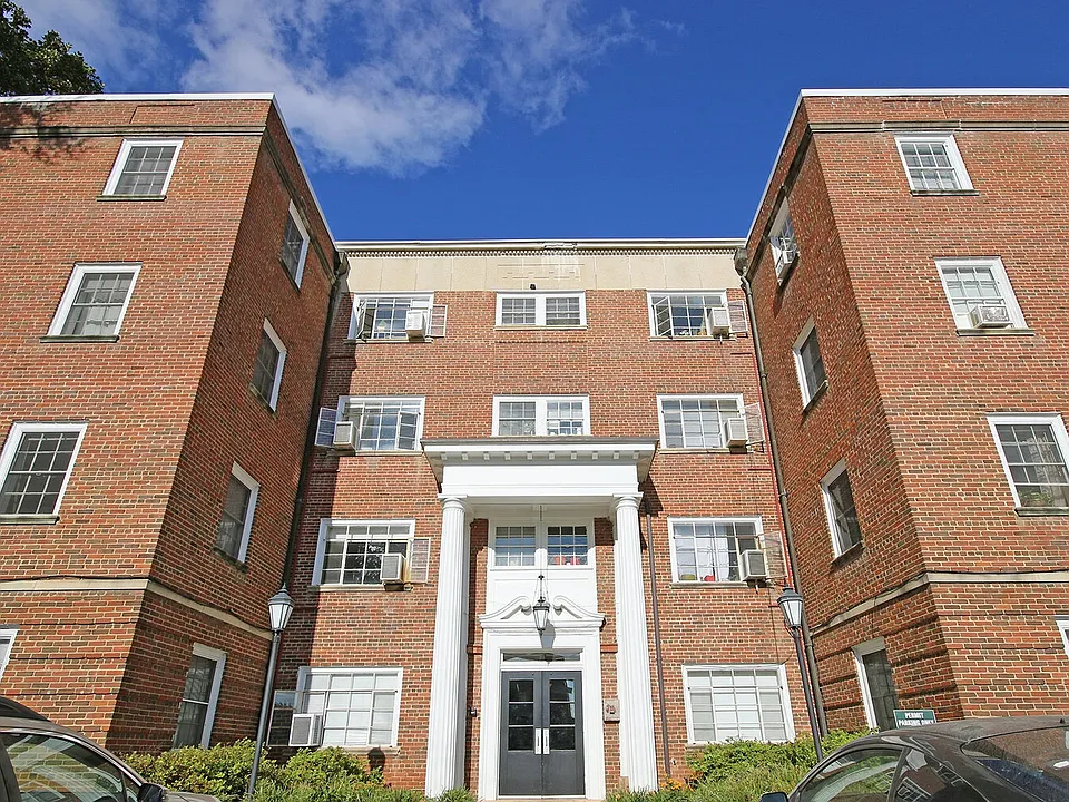 32 University Cir #202