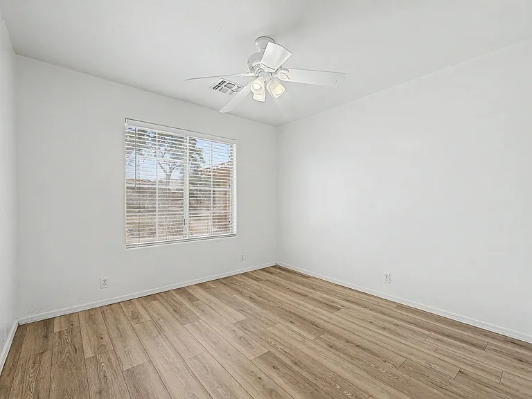 930 E Harwell Rd — Photo 24