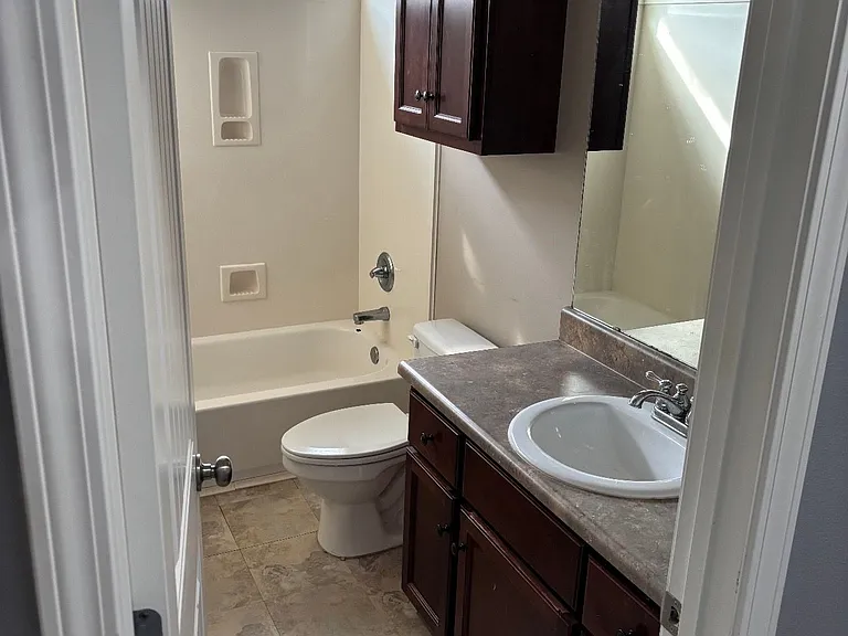 13705 Daniels Dr — Photo 2