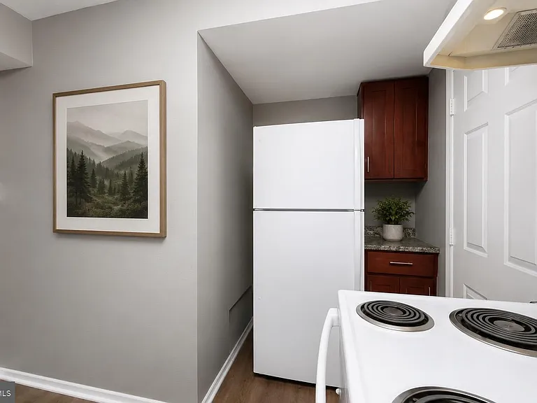 210 W Buck St — Photo 11