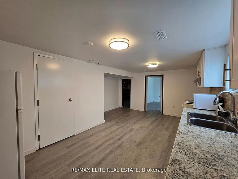 46 Wedgewood Dr #LOWER — Photo 12