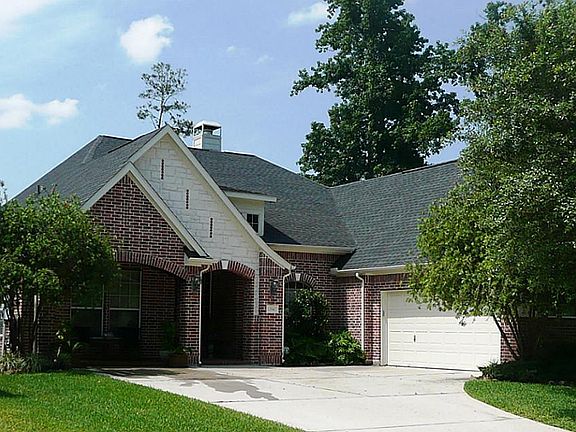 Great neighborhood, close to pool and school.