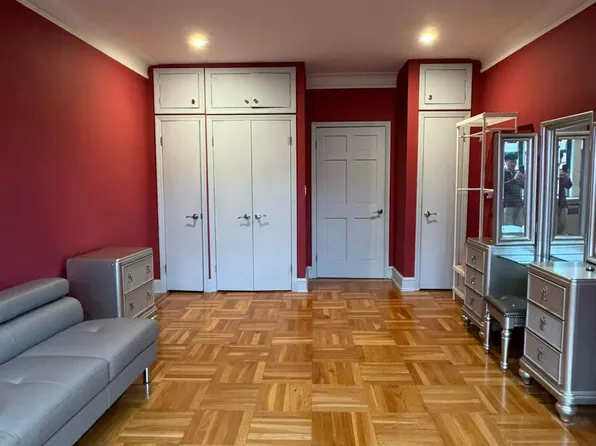 144-80 Sanford Avenue image 3 of 9