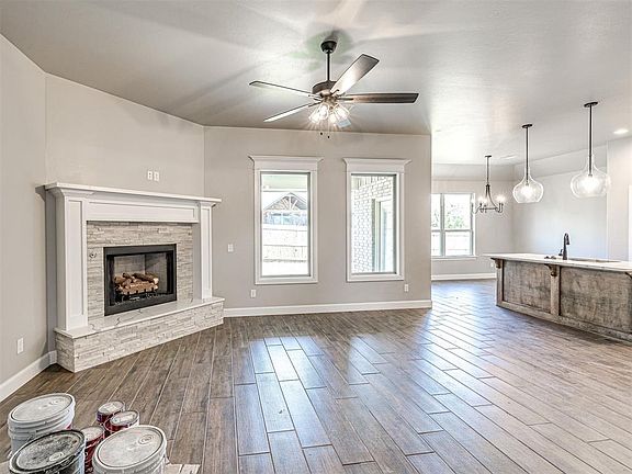 5th image of 1914 Oakville Pl