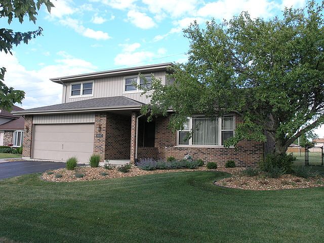 1st image of 16647 Richards Dr
