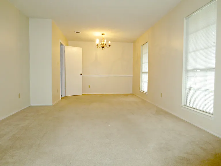 711 Southern Ct — Photo 4