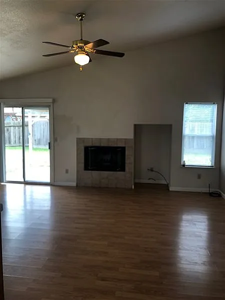 3 bed, 2.0 bath, 1085 sqft, $1,925 — Photo 2