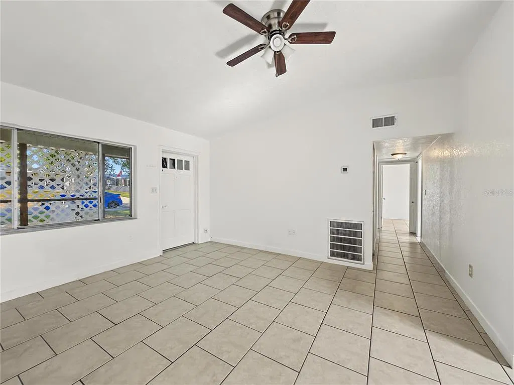 3 bed, 1.0 bath, 1201 sqft, $1,700 — Photo 4