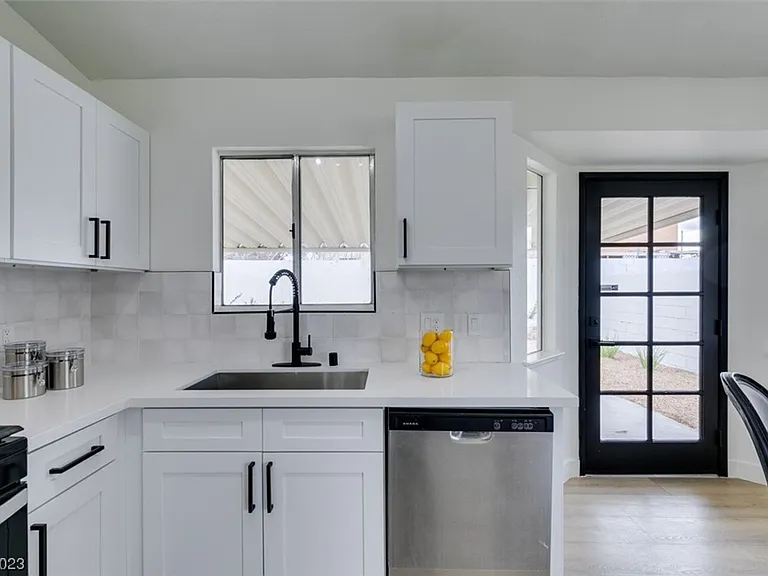 598 Jackson Dr — Photo 12