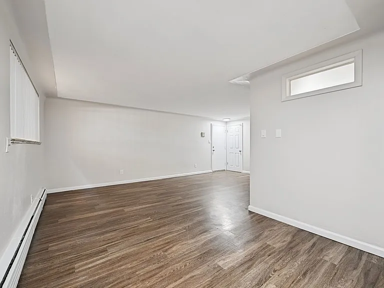Dahlia Apartments — Photo 11
