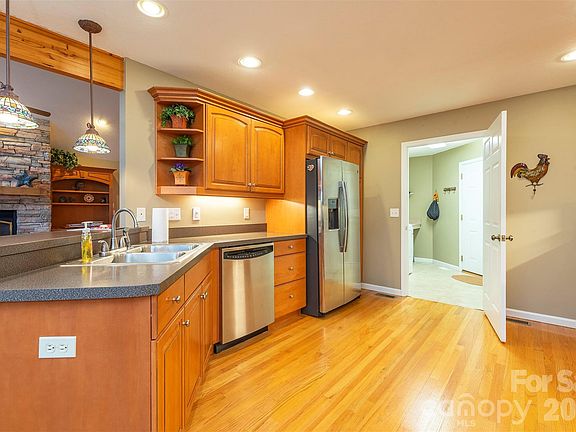 5th image of 128 Sullivan Ln