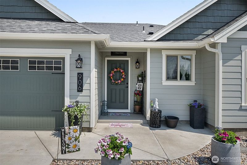 3rd image of 906 3rd Avenue NE