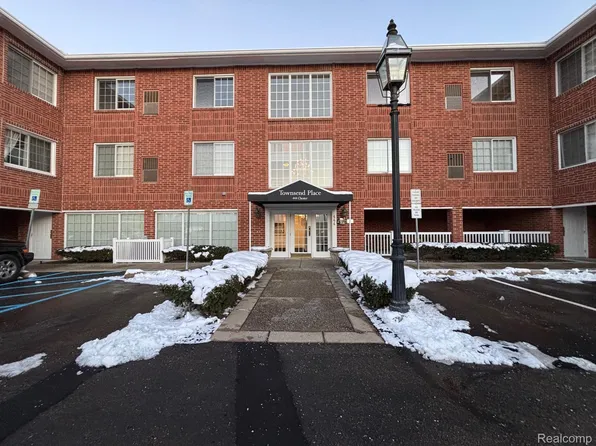 444 Chester St APT 420, Birmingham, MI 48009