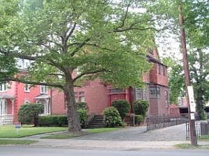 1st image of 870 W 4th St