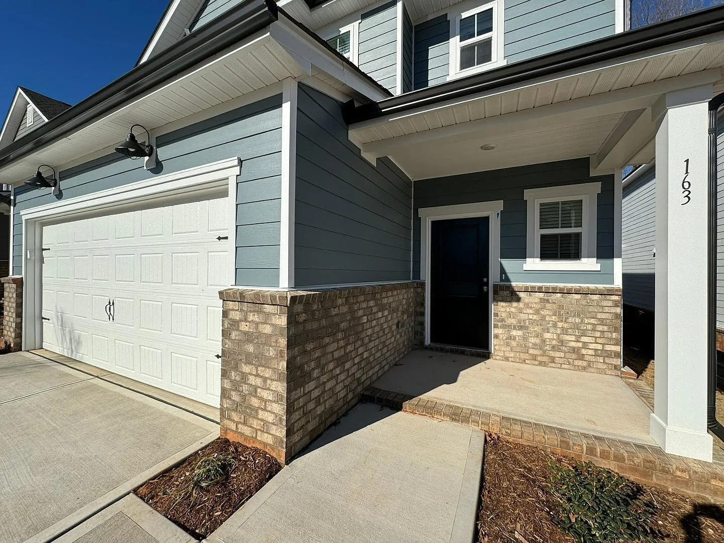 4 bed, 3.0 bath, 2400 sqft, $2,495 — Photo 2