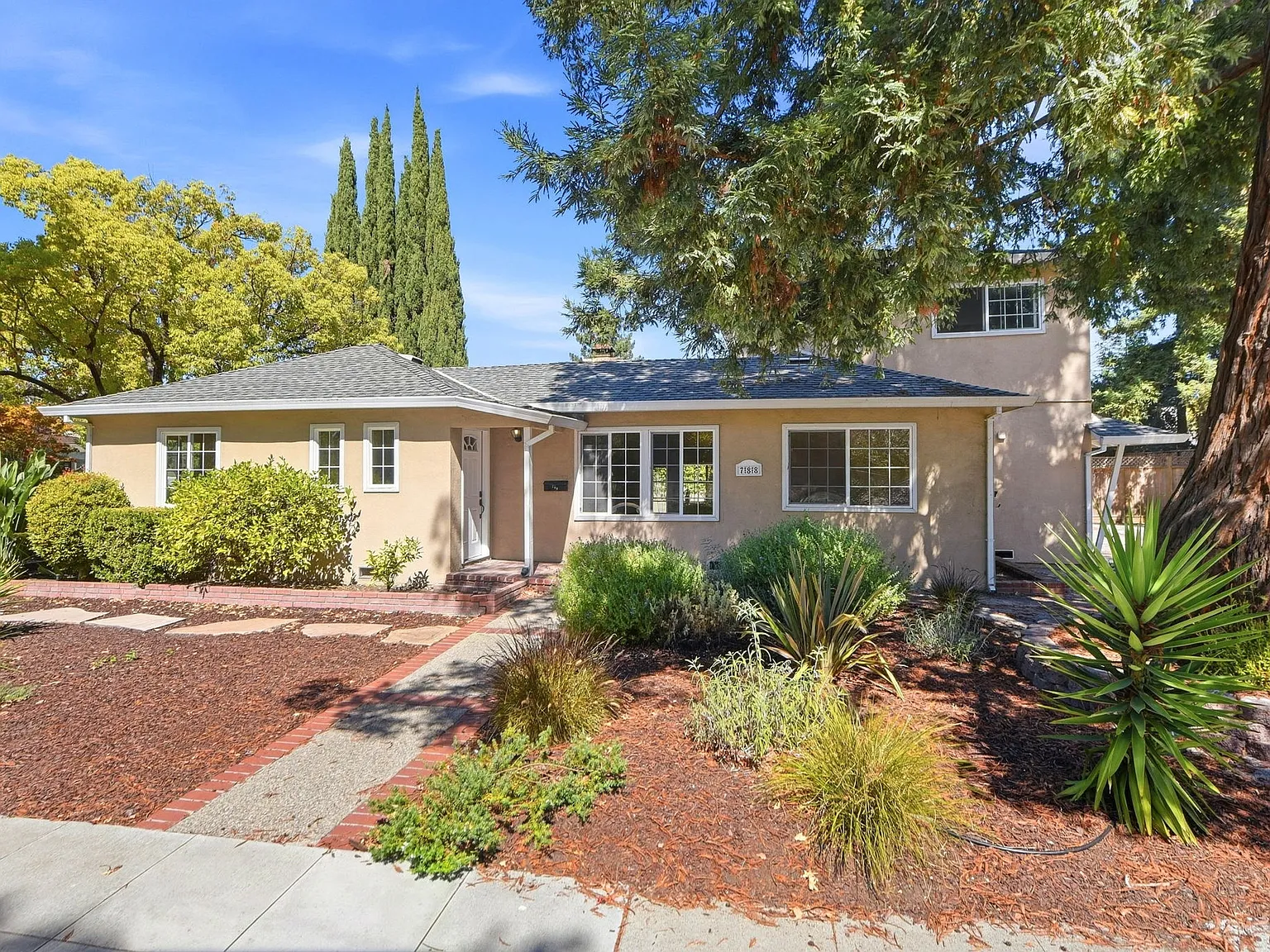 4 bed, 1799 sqft, $6,800 — Photo 1