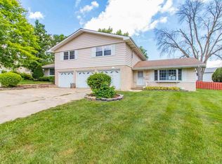 2818 W Sheffield Dr, Peoria, IL 61604