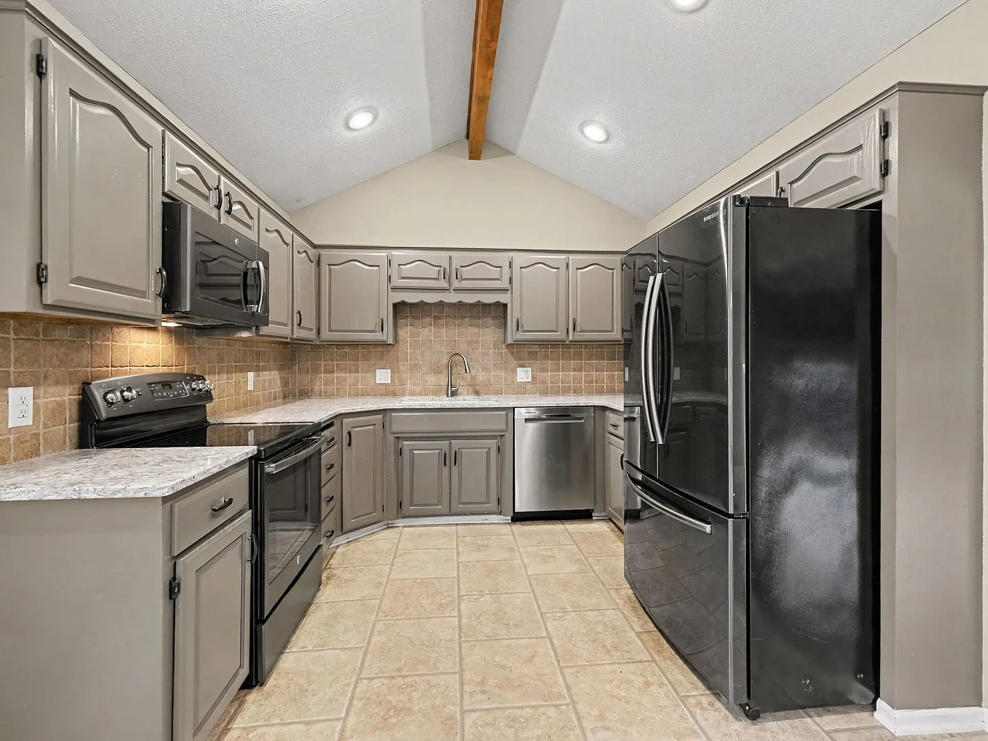 Beautiful Pepperwood Home Ready Immediately — Photo 3